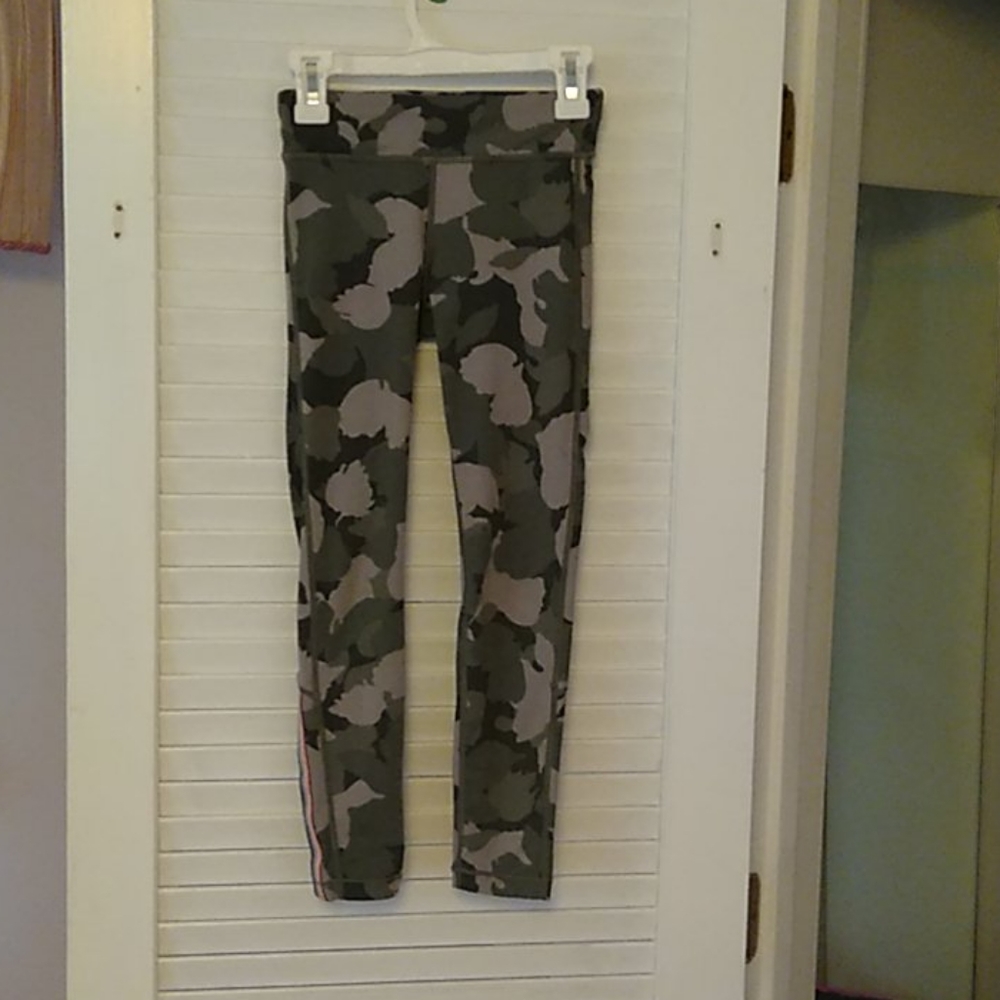Girls camouflage athleta leggings